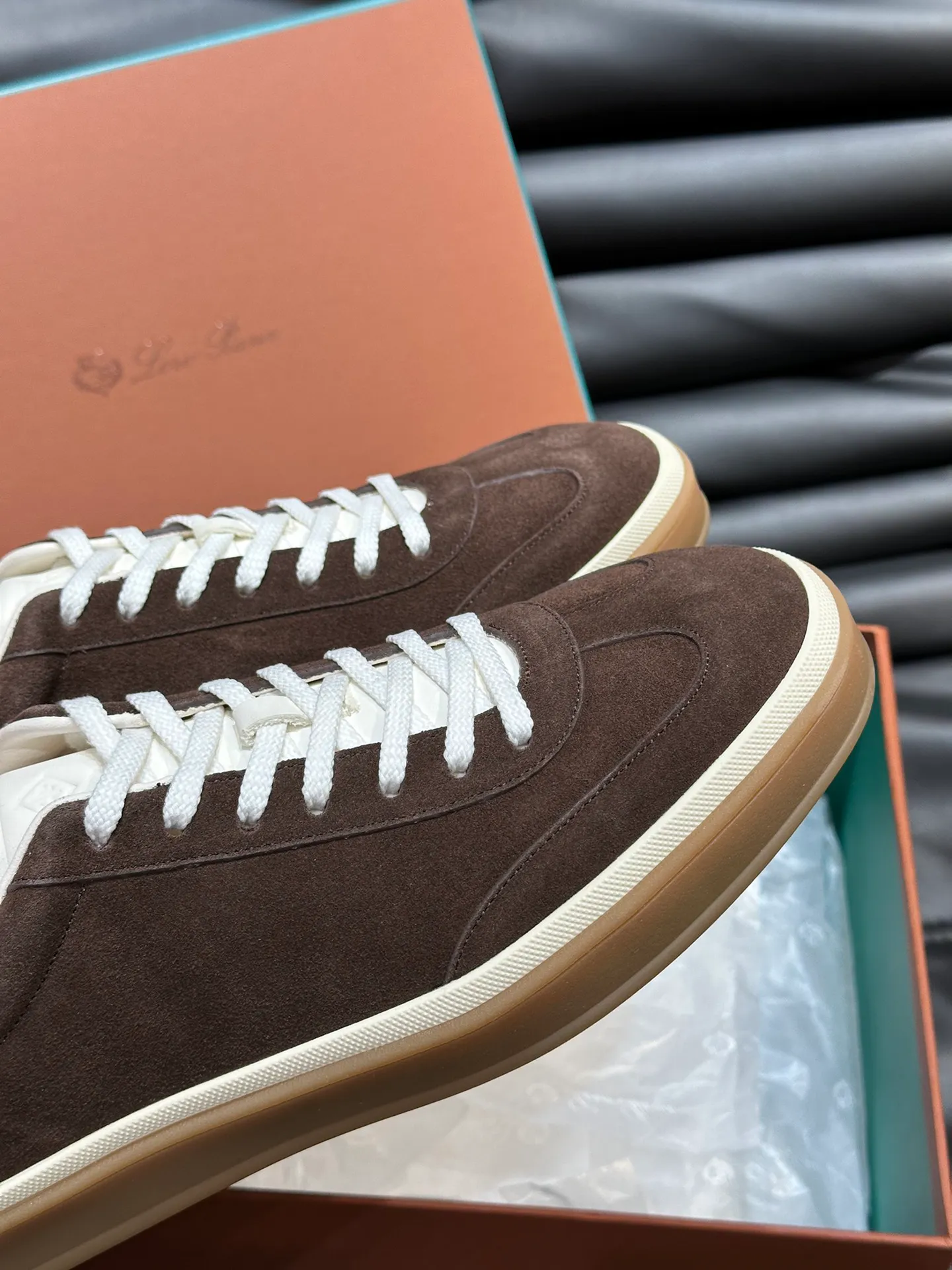 p420 Men's Shoes New 🆕Lp Old Money Style Men's Low-top Casual Tennis Shoes Loro Piana's high-end series has launched sports shoe styles made of soft cowhide. The breathable properties and flexible texture of natural materials make the sneakers both functional and comfortable. The high-quality metal-free tanning and tumble process highlights the natural texture of the leather, while the camel-colored sole and white rubber trim create a double-layer sole effect, making it an everyday shoe that can easily create a lazy and casual style! Size: 39-44 (45, 46 customized